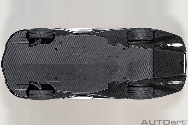 76090 McLAREN SPEEDTAIL (SUPERNOVA SILVER)