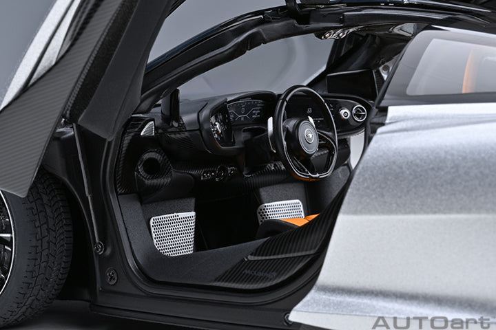 76090 McLAREN SPEEDTAIL (SUPERNOVA SILVER)
