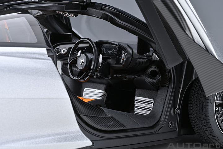 76090 McLAREN SPEEDTAIL (SUPERNOVA SILVER)