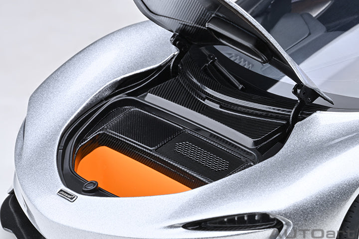 76090 McLAREN SPEEDTAIL (SUPERNOVA SILVER)