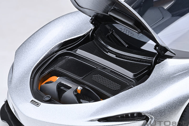 76090 McLAREN SPEEDTAIL (SUPERNOVA SILVER)