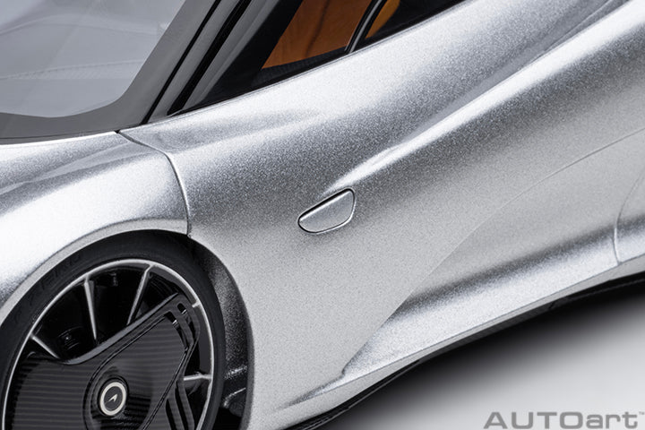 76090 McLAREN SPEEDTAIL (SUPERNOVA SILVER)
