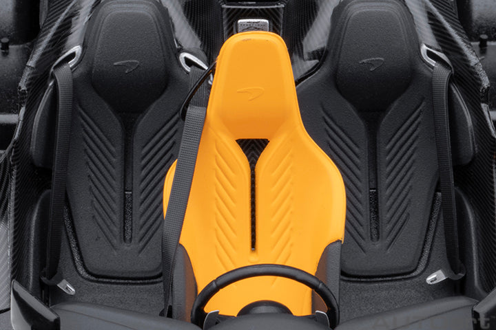 76090 McLAREN SPEEDTAIL (SUPERNOVA SILVER)