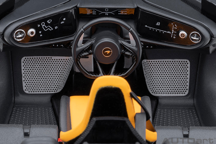 76090 McLAREN SPEEDTAIL (SUPERNOVA SILVER)